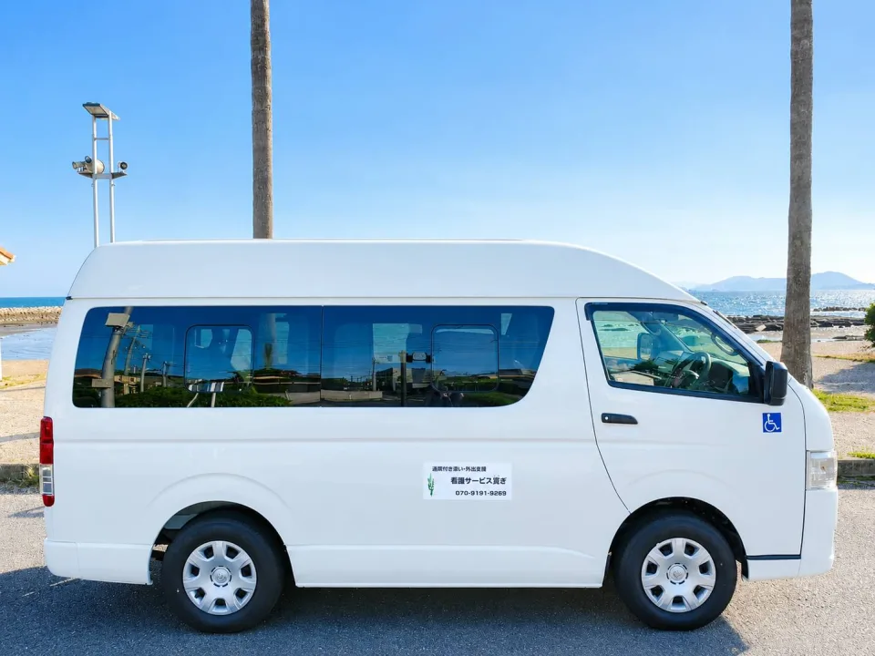 車両の側面。看護サービス寛ぎのマグネット看板