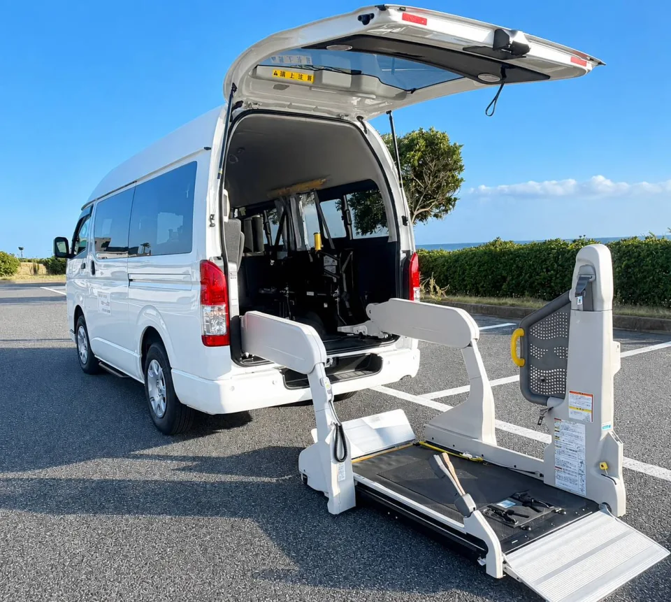 後部のドアを開け、電動リフターを下ろした車両
