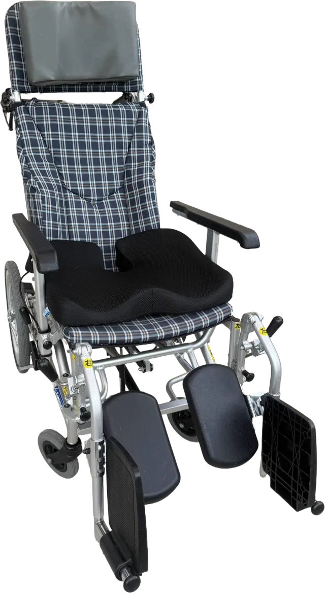 背もたれを倒せるリクライニング車いす